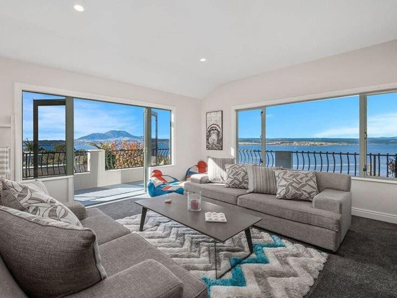 Fernseher, Kamin, Tischtennisplatte