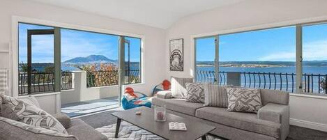 Fernseher, Kamin, Tischtennisplatte