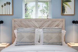 4 slaapkamers, een bureau, een strijkplank/strijkijzer, reisbedje