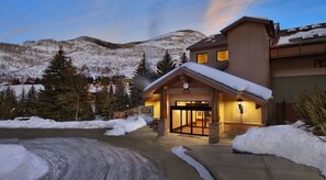Exterior - Marriott StreamSide Birch At Vail, 2bd, 2ba, 3 sofa bed, sleeps 8, kitchen (Vail)