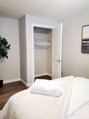 1 Schlafzimmer, Schreibtisch, WLAN, Bettwäsche