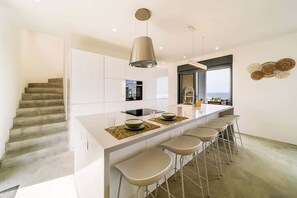 冷蔵庫、電子レンジ、オーブン、食器洗い機