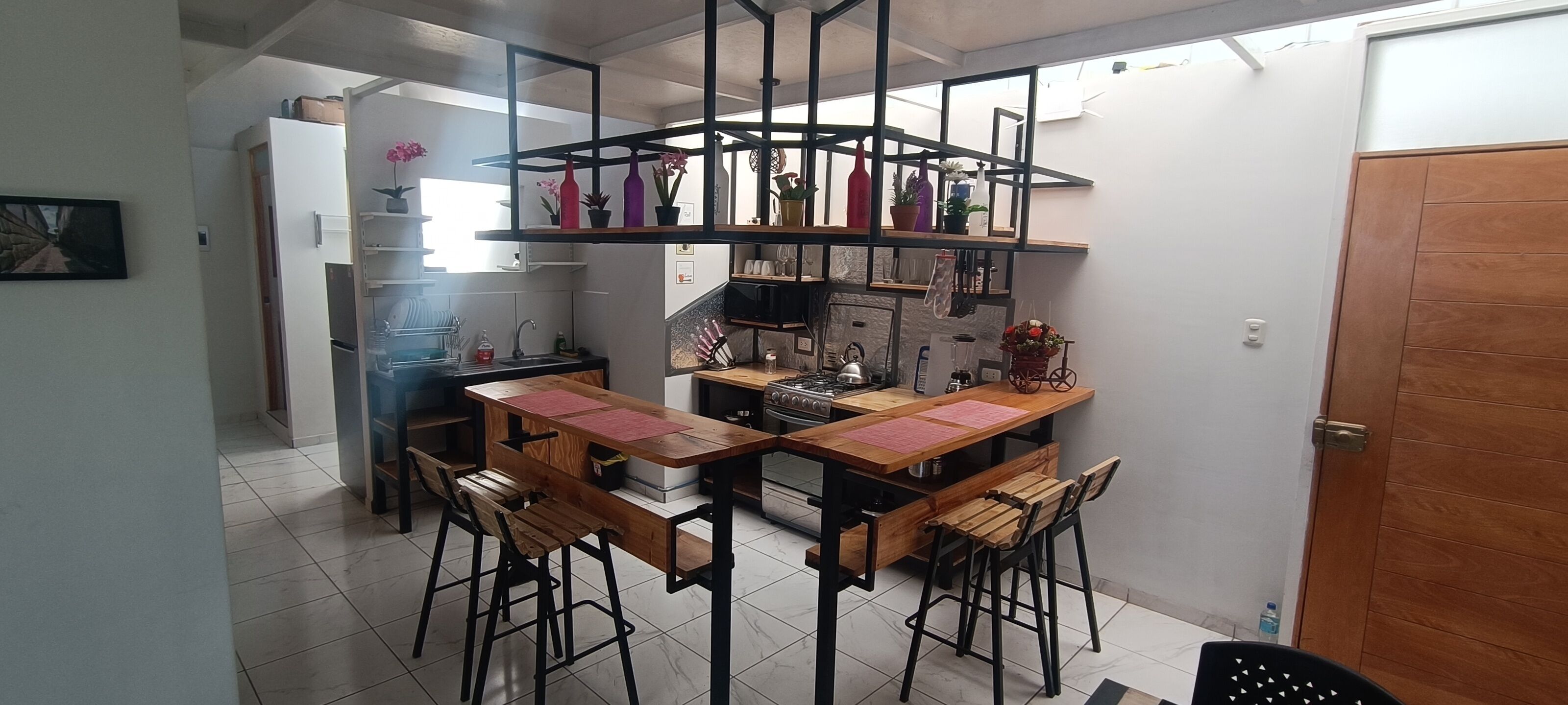 Een koelkast, een microgolfoven, een koffiezetapparaat/waterkoker