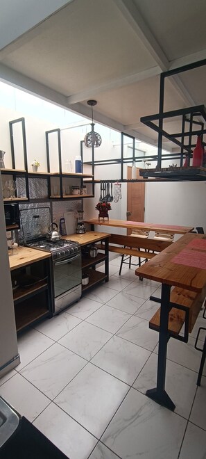 Réfrigérateur, micro-ondes, cafetiÚre/bouilloire, bouilloire électrique