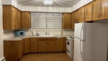 Frigorífic, microones, forn i placa de cuina