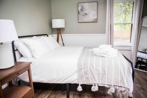2 Schlafzimmer, Schreibtisch, Bügeleisen/Bügelbrett, Reisekinderbett