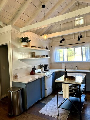 Fridge, microwave, oven, stovetop - Esopus Creek Cottage (Saugerties)