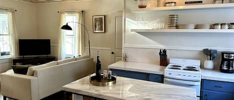 Geladeira, micro-ondas, fogão, cooktop