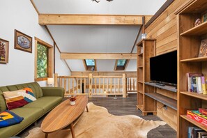 Smart TV, fireplace, books - Mystic Mountain, *Pet Friendly*, Private Hot Tub, Steam Sauna, 11 Miles to Govy Camp (Rhododendron)