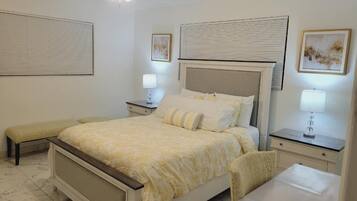 3 sovrum, vÀrdeförvaringsskÄp pÄ rummet och skrivbord