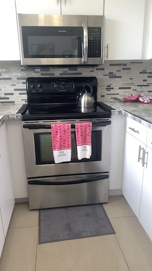 Geladeira, micro-ondas, fogão, cooktop