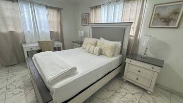 3 sovrum, vÀrdeförvaringsskÄp pÄ rummet och skrivbord