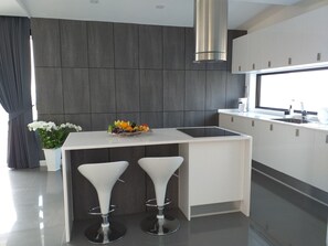 Fridge, microwave, oven, stovetop - Villa Balcony on the sea (Koh Samui)