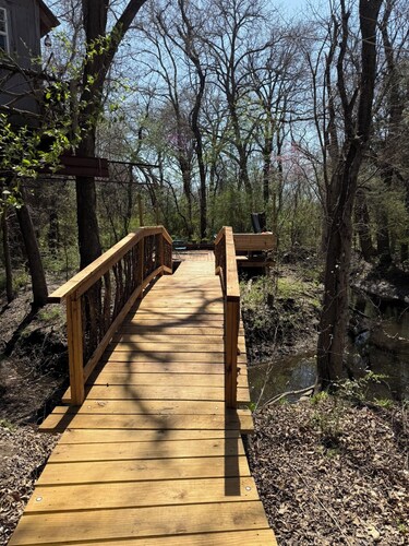 Romantic getaway in the trees.  Enjoy your stay in a majestic oak treehouse
