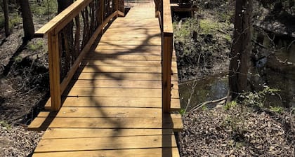 Romantic getaway in the trees. Enjoy your stay in a majestic oak treehouse