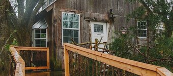 Romantic getaway in the trees. Enjoy your stay in a majestic oak treehouse