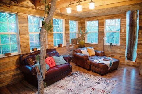Romantic getaway in the trees.  Enjoy your stay in a majestic oak treehouse