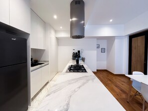 Luxury Apartment | Private kitchen | Microwave, oven, stovetop, dishwasher - Modern Condesa Getaway w Terrace & Pool  (Mexico City)