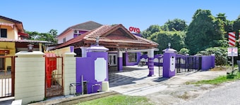 OYO 90873 Travellers Inn