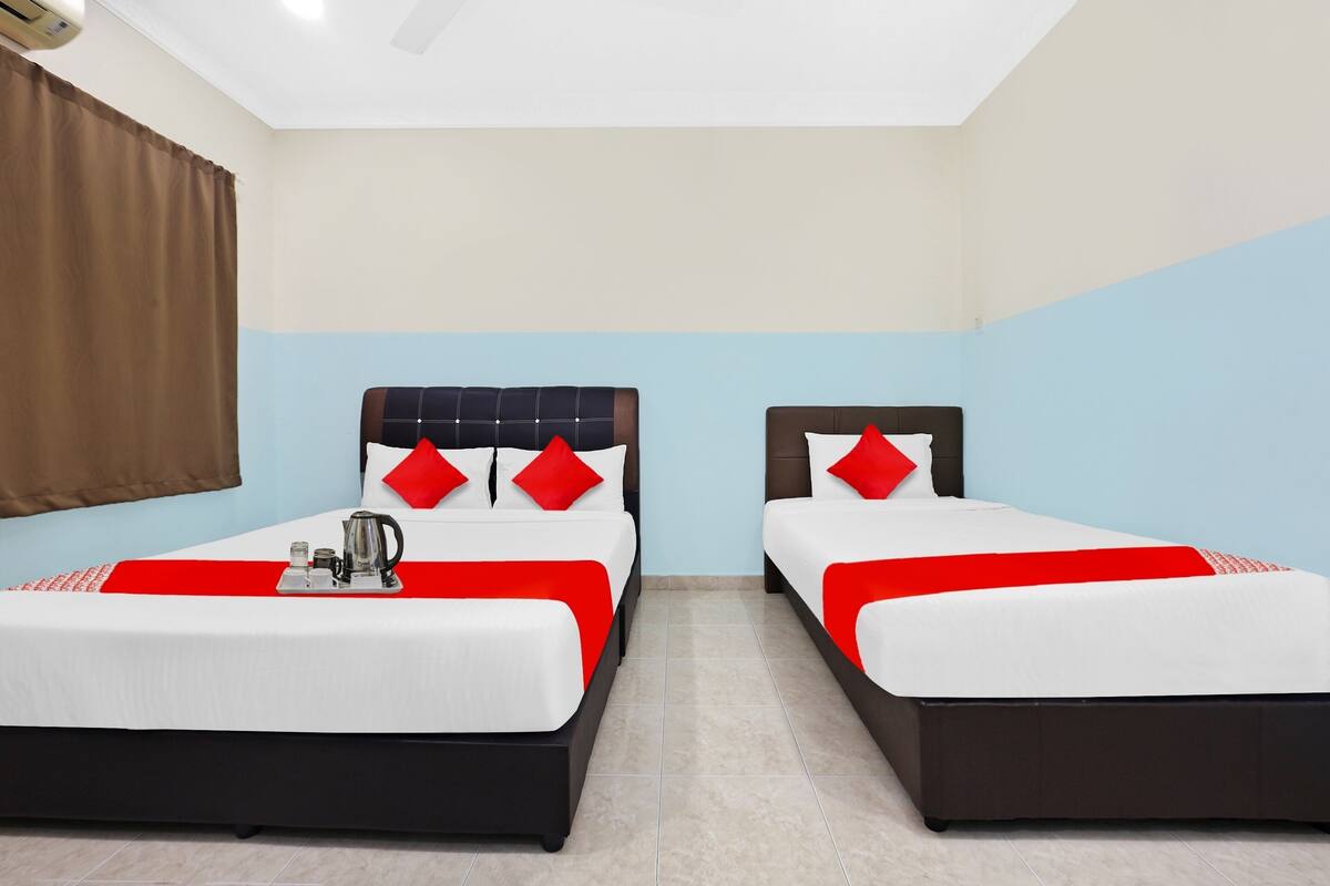 Deluxe Triple Room | 1 bedroom, bed sheets
