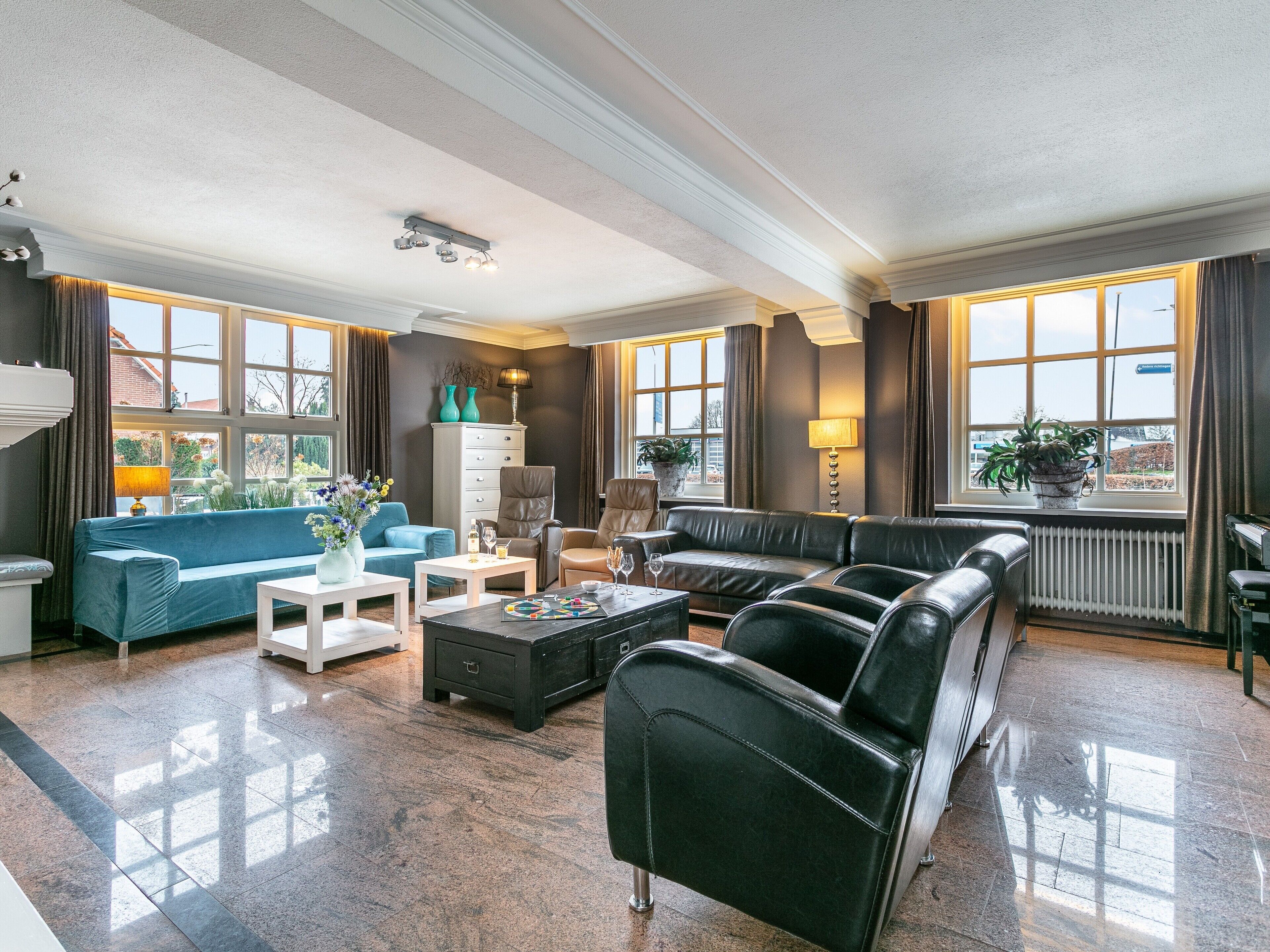 Een televisie en een open haard