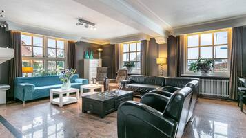 Een televisie en een open haard