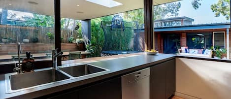 Refrigerador, microondas, horno y parrilla de estufa