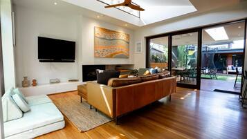 TV, fireplace