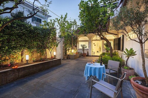 Villa Tiara: A spacious four-story villa situated in a quiet location, a few minutes from the town center, with Free WI-FI.