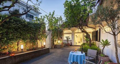 Villa Tiara: A spacious four-story villa situated in a quiet location, a few minutes from the town center, with Free WI-FI.