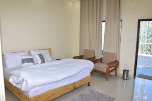 Deluxe Room | Iron/ironing board