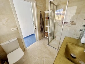 Douche, sèche-cheveux, serviettes fournies