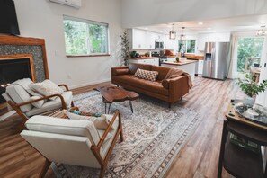 Una Smart TV, una chimenea, libros, una biblioteca de música