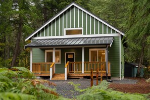 Exterior - Green Cabin - Hot tub, EV, Fire Pit, Hammock (Ashford)