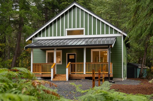 Green Cabin - Hot tub, EV, Fire Pit, Hammock