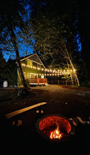 Green Cabin - Hot tub, EV, Fire Pit, Hammock