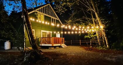 Green Cabin - Hot tub, EV, Fire Pit, Hammock