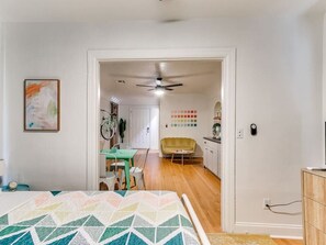 1 habitación, tabla de planchar con plancha, cuna de viaje y wifi 