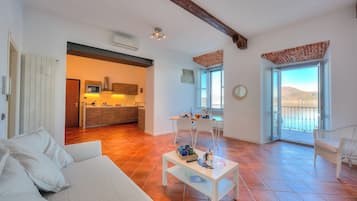 Honeymoon-Apartment, Mehrere Schlafzimmer, Seeseite (Volo Di Gabbiani Pied Dans L' Eau) | Wohnbereich | 21-Zoll-Flachbildfernseher mit Digitalempfang