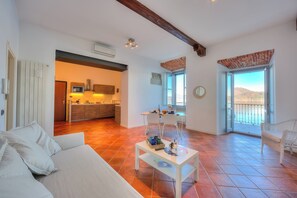 Apartament nupcial, diversos dormitoris, al costat del llac (Volo Di Gabbiani Pied Dans L' Eau) | Sala d'estar | Televisor de pantalla plana de 21 polzades amb canals digitals 