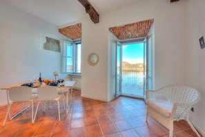 Honeymoon Apartment, Multiple Bedrooms, Lakeside (Volo Di Gabbiani Pied Dans L' Eau) | Living area