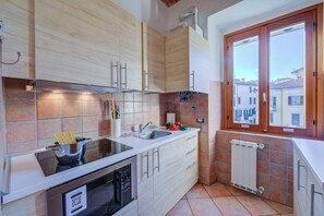 Appartement Lune de Miel, plusieurs chambres, en bord de lac (Lago Magico Pied Dans L' Eau) | Cuisine privée