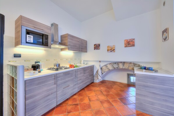 Honeymoon Apartment, Multiple Bedrooms, Lakeside (Volo Di Gabbiani Pied Dans L' Eau) | Private kitchen