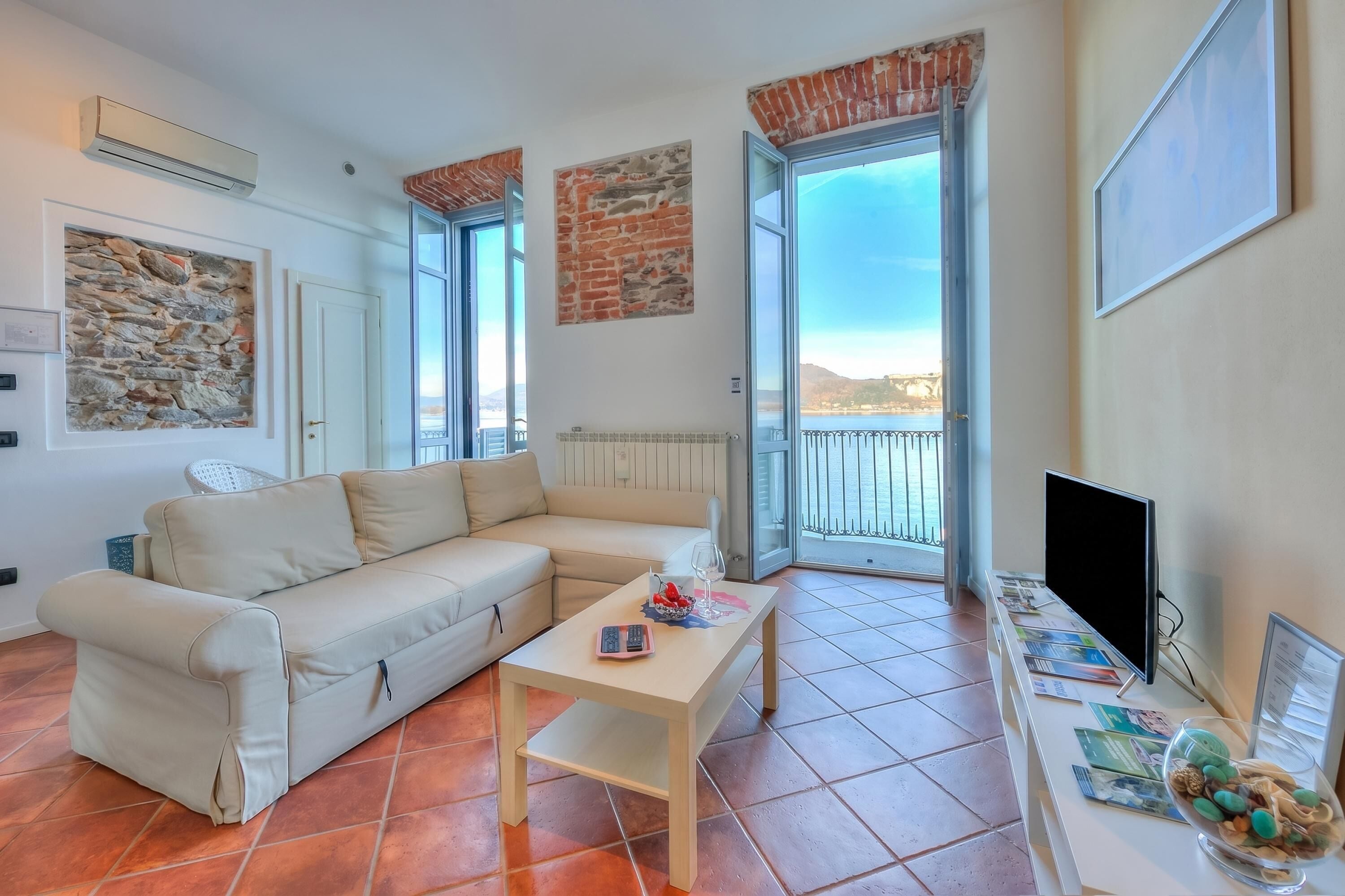 Apartamento de luna de miel, varias habitaciones, 2 baños (La Dolce Vita Pied dans L' Eau) | Zona de estar | Televisión de pantalla plana de 21 pulgadas con canales digitales