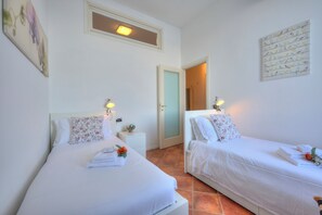 Honeymoon Apartment, Multiple Bedrooms, 2 Bathrooms, Lakeside (La Dolce Vita Pied dans L' Eau)