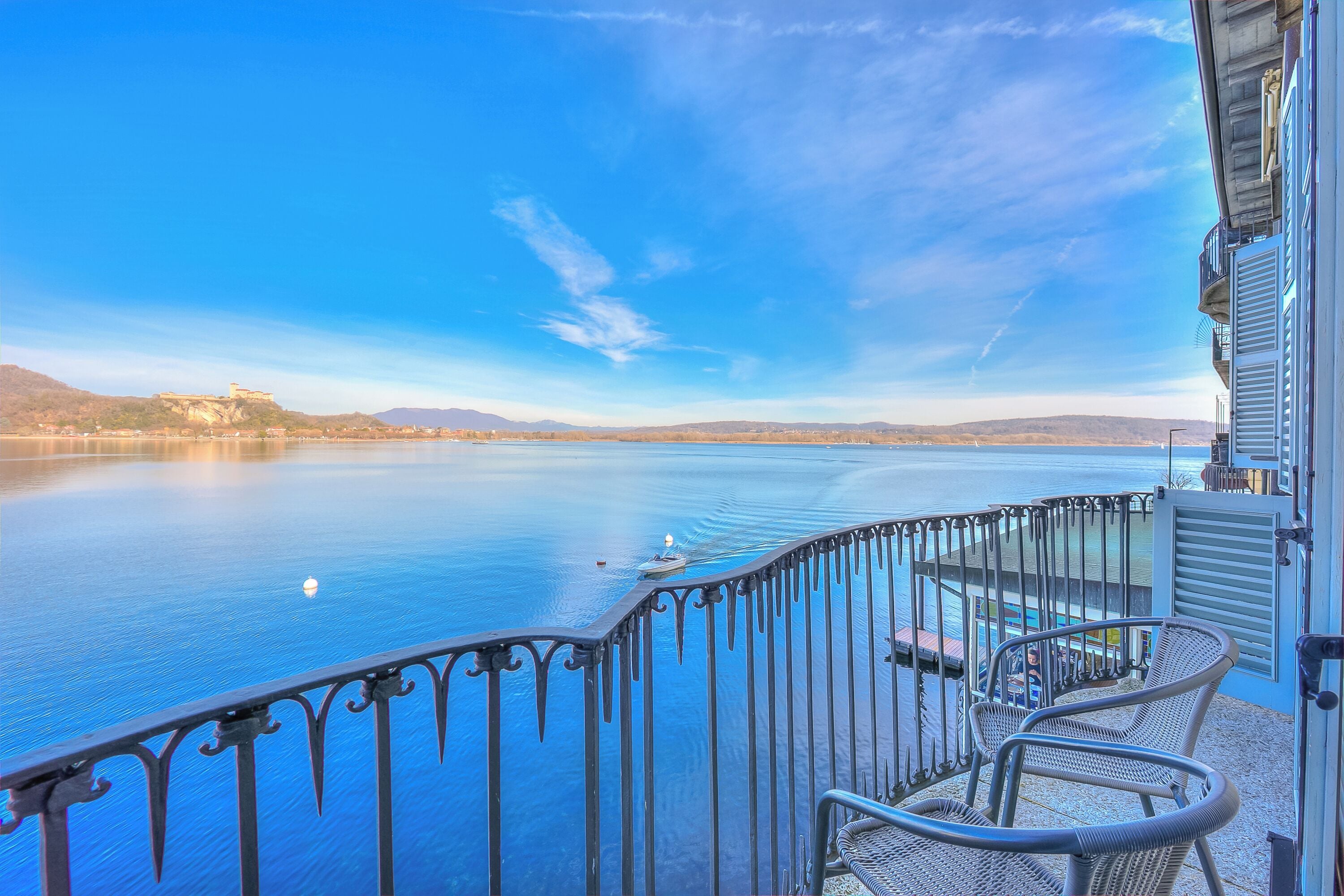 Honeymoon Apartment, Multiple Bedrooms, 2 Bathrooms, Lakeside (La Dolce Vita Pied dans L' Eau) | Lake view