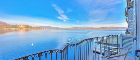 Honeymoon Apartment, Multiple Bedrooms, 2 Bathrooms, Lakeside (La Dolce Vita Pied dans L' Eau) | Lake view