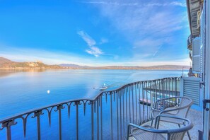Honeymoon Apartment, Multiple Bedrooms, 2 Bathrooms, Lakeside (La Dolce Vita Pied dans L' Eau) | Lake view