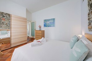 Honeymoon Apartment, Multiple Bedrooms, 2 Bathrooms, Lakeside (La Voce Del Lago Pied Dans L' Eau)