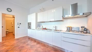 Standard-Apartment, Mehrere Schlafzimmer, 2 BĂ€der, Seeseite (Incanto Sul Lago Pied Dans L' Eau) | Eigene KĂŒche | KĂŒhlschrank, Mikrowelle, Herdplatte, Espressomaschine